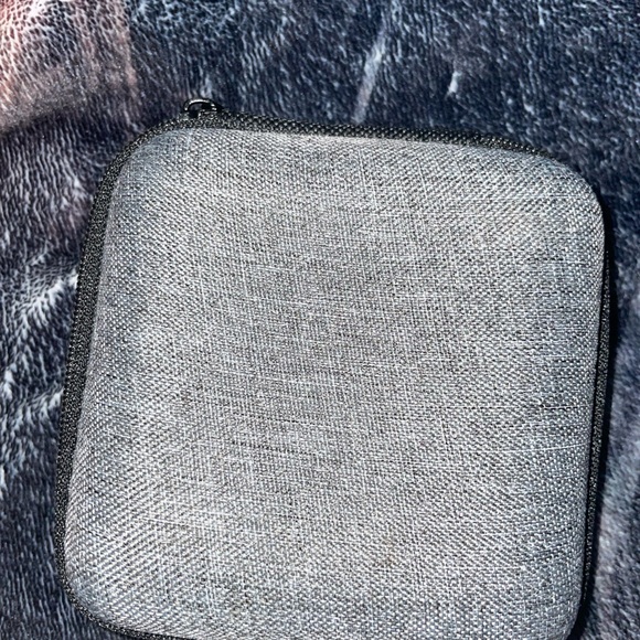 Earbuds Case - Picture 2 of 7